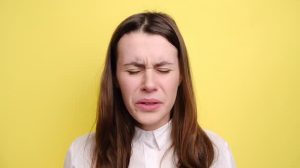 Donna Bruna Che Esprime Disgusto Copre Naso Con Mano Odora — Video Stock