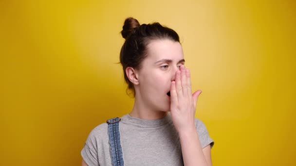 Невдоволення Брюнетка Жінка Перевіряє Подих Рукою Пахне Чимось Жахливим Стискає — стокове відео