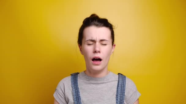 Mujer Somnolienta Divertida Cansada Bostezando Lleva Camiseta Overoles Mezclilla Aislada — Vídeo de stock