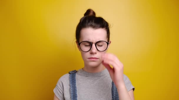 Mujer Preocupada Molesta Gafas Pensando Profundamente Algo Con Frotar Los — Vídeo de stock