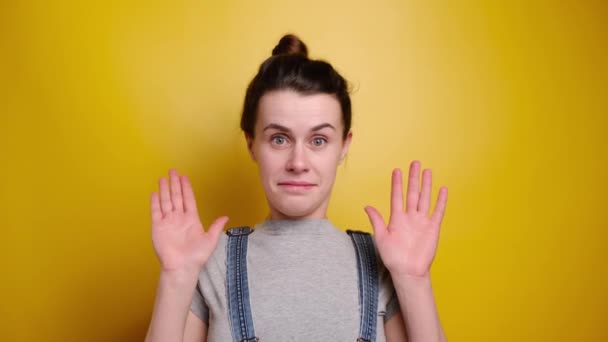 Ελκυστική Μελαχρινή Γυναίκα Δείχνει Άρνηση Χειρονομία Δεν Θέλει Συμμετάσχει Συνάντηση — Αρχείο Βίντεο