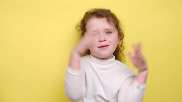 Happy Little Girl Clap Ręce Zabawy Razem Śmiejąc Się Zabawne — Wideo stockowe