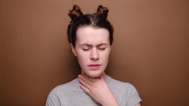 Недовольная Молодая Женщина Больна Нездорова Хмурится Чувствует Боль После Простуды — стоковое видео