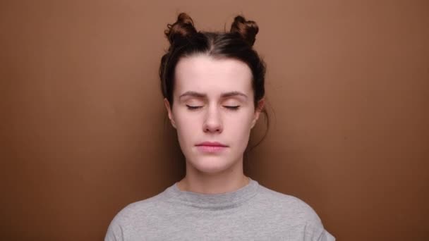 Молода Жінка Вкриває Обличчя Долонею Відчуває Перевтому Втому Хоче Спати — стокове відео