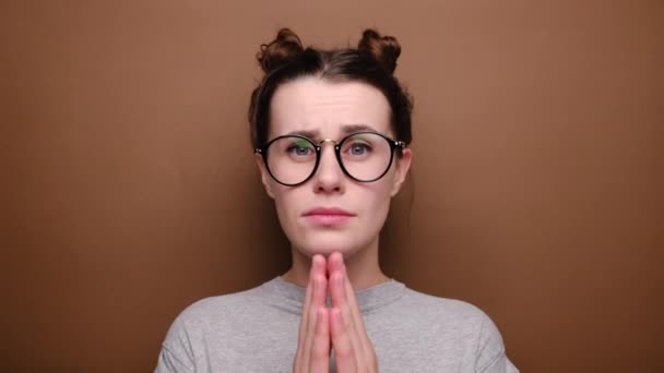 Proszenie Przebaczenie Kobiety Okularach Wygląda Ponuro Desperacko Beggs Żałuje Jest — Wideo stockowe