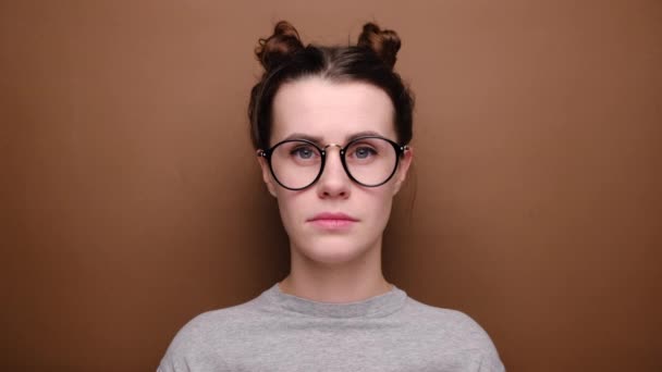 Ανίδεη Αβέβαιη Νεαρή Γυναίκα Φοράει Γυαλιά Γκρι Μπλουζάκι Απλώνει Χέρια — Αρχείο Βίντεο