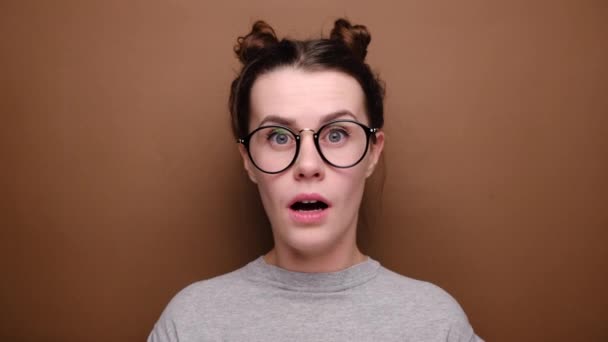 Mulher Assustada Óculos Olha Para Câmera Faz Grandes Olhos Cobrindo — Vídeo de Stock