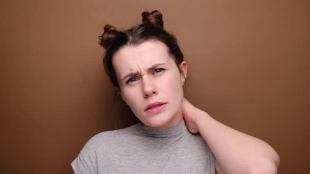 Yorgun Genç Bir Kadın Boynu Ağrıyan Sert Bir Kavram Hissediyor — Stok video