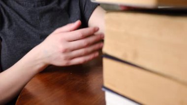 Kadın eli kapatılıyor ve elinde açık kağıt kitap tutuyor, kitapçıdan çok satan roman konsepti okuyor evde boş zamanların hobisi modern edebiyatın keyfini çıkarıyor..