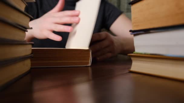 여성의 읽으면서 교과서를 가지고 일하는 교사를 즐기면서 페이지를 손가락을 움직인다 — 비디오