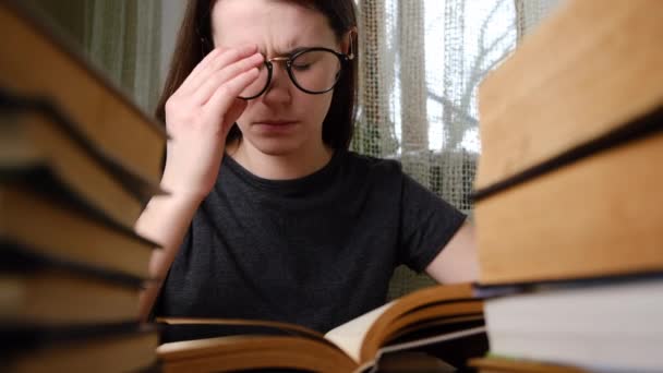 Cansada Jovem Mulher Removendo Óculos Massageando Olhos Depois Ler Livro — Vídeo de Stock