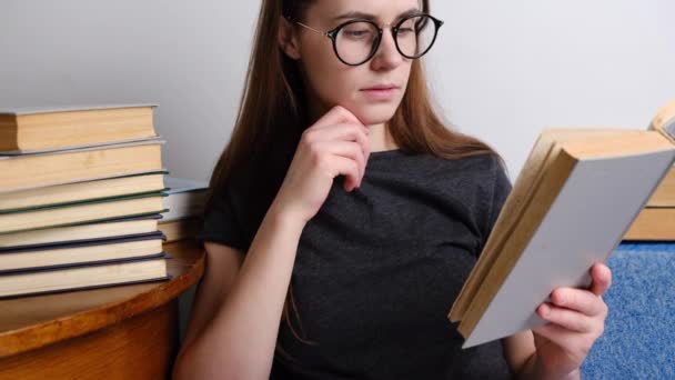 Gözlüklü Güzel Bayan Eski Kitapları Okuyor Evdeki Rahat Kanepede Oturuyor — Stok video