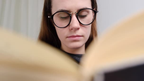 Muchacha Atractiva Gafas Lectura Interesante Best Seller Libro Papel Novela — Vídeos de Stock