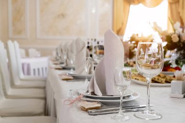 Şarap bardakları ve bardaklar sunucu masasında. Restoranda masada lüks zarif akşam yemeği. Tatil masa dekorasyonu