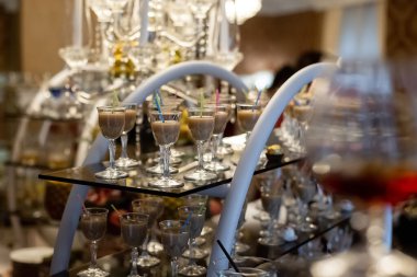 Bardaki bardakta farklı alkollü kokteyllerin yatay görüntüleri, bir sürü içki. Parti ve tatil kutlaması konsepti