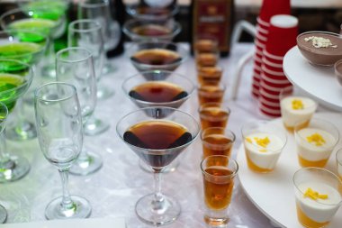 Soğuk egzotik alkollü içecekler, kokteyller ile festival masası. Parti ve tatil kutlama konsepti