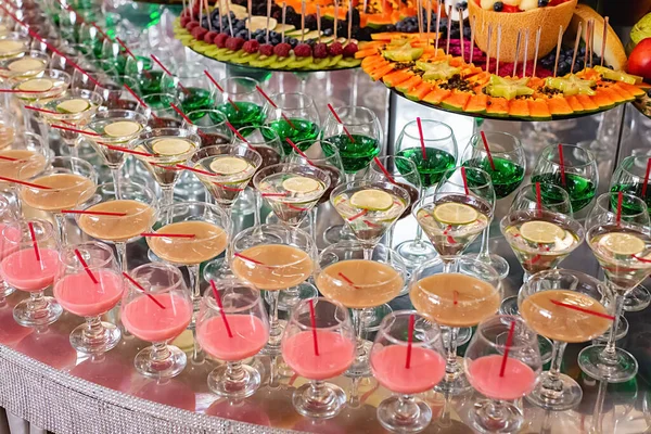 Diferentes Cóctel Alcohólico Fresco Vaso Mesa Del Bar Muchas Bebidas — Foto de Stock