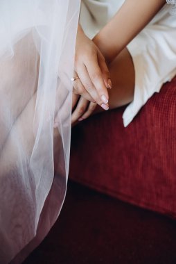 Parmağında alyans olan zarif ve güzel gelin elleri. Düğün detayları