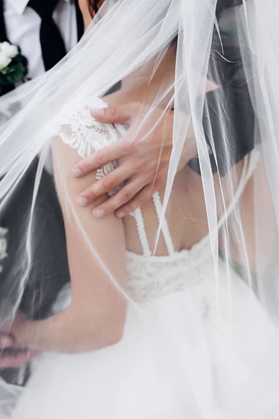 Vista Lateral Noiva Terno Abraçando Noiva Detalhes Casamento Primeiro Conceito — Fotografia de Stock