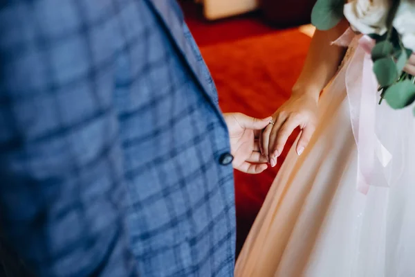 Imagen Recortada Del Novio Traje Azul Sosteniendo Mano Novia Contra — Foto de Stock