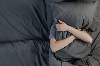 Mutsuz ve yalnız hisseden, aldatan, erkek arkadaşından ayrıldığı için acı çeken, istenmeyen hamilelik geçiren üzgün, depresyondaki genç kadın manzarası..