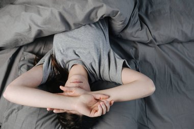 Üzgün, düşünceli, kendine güveni olmayan, elleri olan, migren ya da depresyondan muzdarip kederli bir kadın..