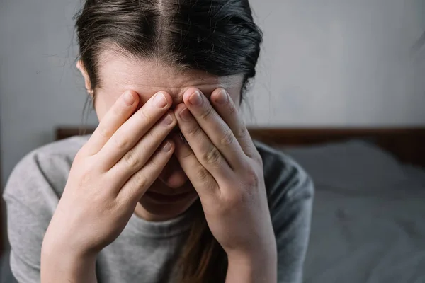 亲密画面中 一位心事重重 缺乏安全感的年轻女子摸着额头 偏头痛或抑郁 紧张而焦虑的女士则在犹豫是否会因为悲伤的概念而烦恼 — 图库照片