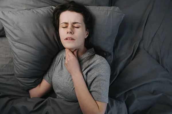 Κάτοψη Ανθυγιεινού Άρρωστου Νεαρή Γυναίκα Ξαπλωμένη Στο Κρεβάτι Που Πάσχουν — Φωτογραφία Αρχείου