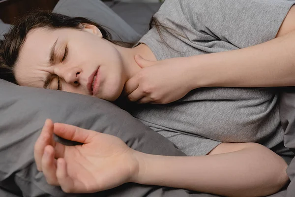 Κοντινές Εικόνες Της Άρρωστης Νεαρής Γυναίκας Ξαπλωμένης Στο Κρεβάτι Που — Φωτογραφία Αρχείου