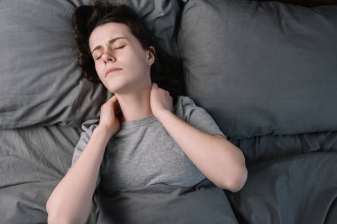 Yakından bakıldığında, sabahları yatakta yatan genç bir kadın, her gece boynundaki ağrıyı hisseder. Uyurken aniden ağrılı ve kaskatı bir şekilde uyanır. Fibromiyalji kavramı