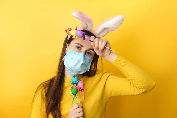 바이러스 마스크를 배경에 계란을 편두통으로 이마에 코로나 바이러스의 — 스톡 사진