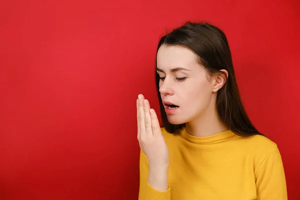 Slecht Geurconcept Ontevreden Droevige Vrouw Die Haar Adem Met Hand — Stockfoto