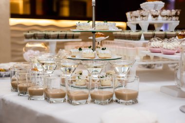 Düğün ya da doğum günü için tatlı masaları kapatın. İçinde bir sürü şeker ve tatlı kekler olan çikolata. Seçici odaklanma. Parti ve tatil kutlaması konsepti