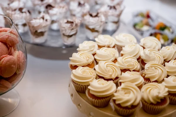 Mesa Doce Para Aniversário Cerimônia Casamento Candy Bar Com Monte — Fotografia de Stock