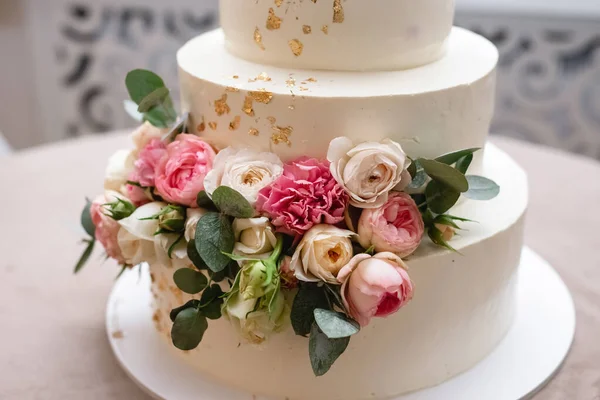 Vue Rapprochée Beau Gâteau Mariage Blanc Moderne Décoré Roses Roses — Photo