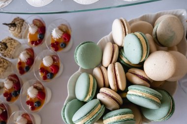 Çikolatalı makarna, tatilde çikolata, düğünde çikolata. Güzel dekore edilmiş bir masa. Düğün töreninde nefis bir çikolata.