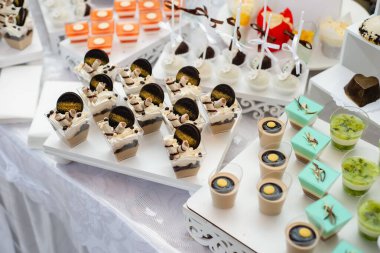 Düğün ya da doğum günü için tatlı masaları kapatın. İçinde bir sürü şeker ve tatlı kekler olan çikolata. Seçici odaklanma. Parti ve tatil kutlaması konsepti