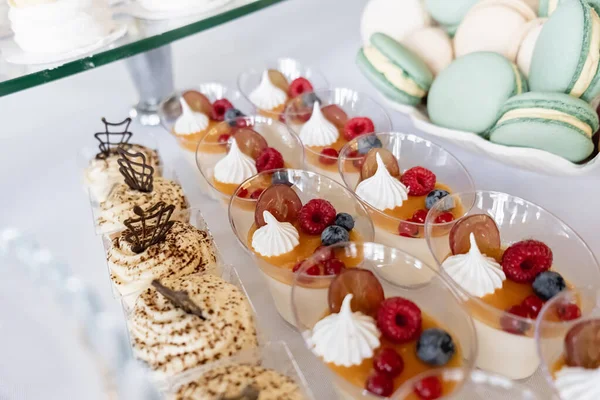 Details Festival Catering Cupcakes Fresh Berries Cake Pops Biscuits Selective — Stock Photo, Image