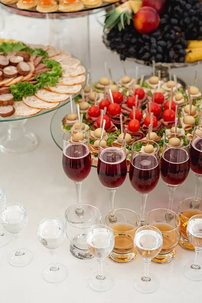 Primer Plano Gran Selección Alimentos Con Aperitivos Fríos Alcohol Copas — Foto de Stock