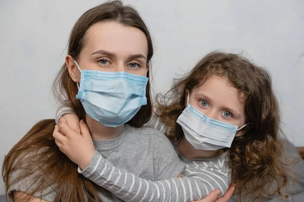 Πορτρέτο Ανθυγιεινή Ανησυχούν Μαμά Και Κόρη Φορώντας Ιατρική Μάσκα Προσώπου — Φωτογραφία Αρχείου