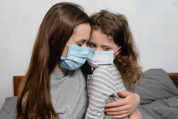 Κεφαλοκλείδωμα Πορτρέτο Ανθυγιεινή Νεαρή Καυκάσια Οικογένεια Φορώντας Ιατρική Μάσκα Προσώπου — Φωτογραφία Αρχείου