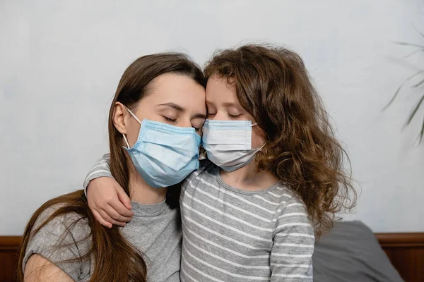 Cerca Molesto Amante Cariñosa Mujer Abrazando Hija Pequeña Niño Familia —  Fotos de Stock