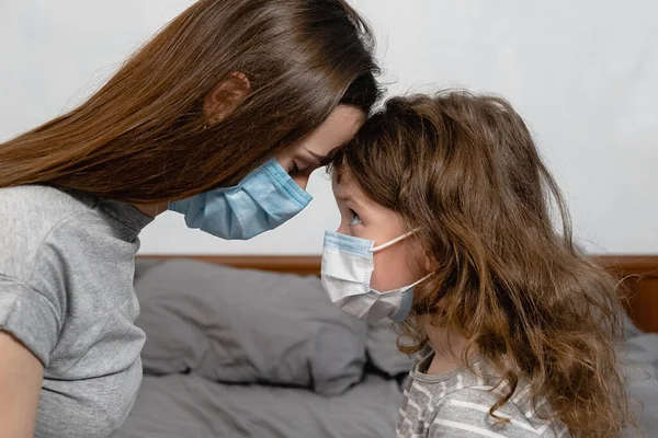 Madre Cariñosa Abrazando Molesta Hija Pequeña Con Máscara Virus Mujer —  Fotos de Stock