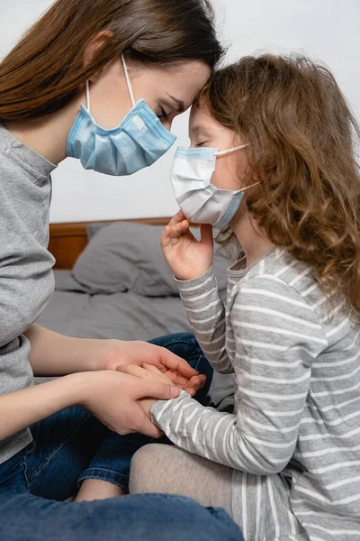 걱정하는 엄마가 집에서 심리적 도움을 의료용 마스크를 아이들 가족들 코로나 — 스톡 사진