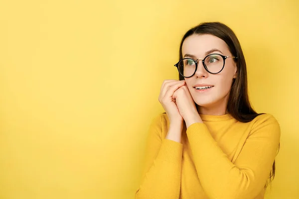 Portret Optymistycznej Młodej Kobiety Okularach Wesołym Wyrazie Twarzy Dotyka Policzków — Zdjęcie stockowe