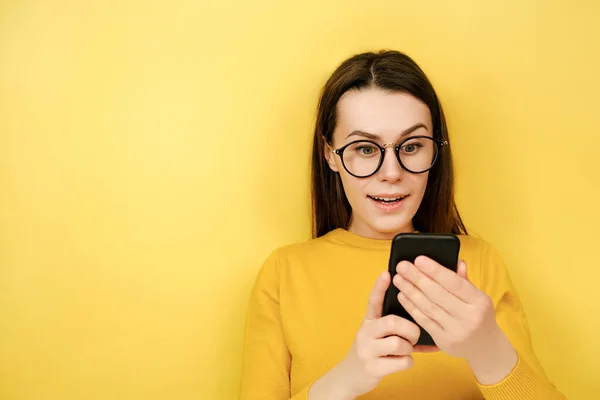 Retrato Mujer Joven Hermosa Alegre Gafas Tiene Gadget Teléfono Celular —  Fotos de Stock