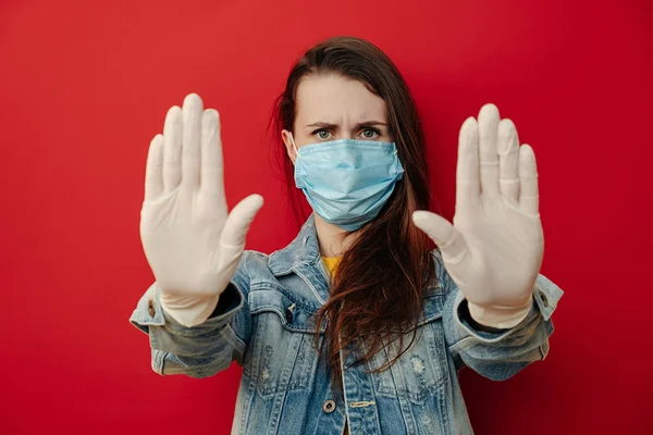 Poważna Kobieta Sterylnych Rękawiczkach Maskujących Twarz Ciągnie Ręce Kamery Geście — Zdjęcie stockowe