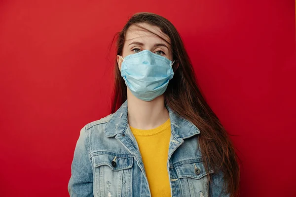 기사보기 여성의 근접촬영 사진에는 인공호흡기 마스크를 착용하고 카메라를 자신감을 있으며 — 스톡 사진