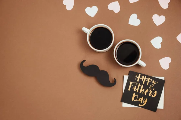 Composición Plana Con Pequeños Corazones Café Dos Tazas Tarjeta Con —  Fotos de Stock