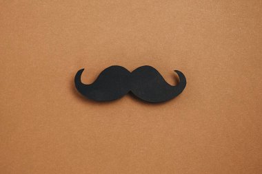 Eskimiş siyah kağıt fotoğraf kabinine sahip minimal kompozisyon kahverengi arka plan fotokopi alanında bıyıkları destekliyor. Babalar Günü erkeklik kavramı sosyal medya blogu. Yaratıcı düz yatak